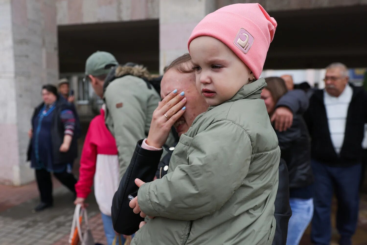 Призывник проводы. Проводы призывников. Мобилизация в России прощание. Мобилизованный прощается с ребенком. Проводы призывников в армию.