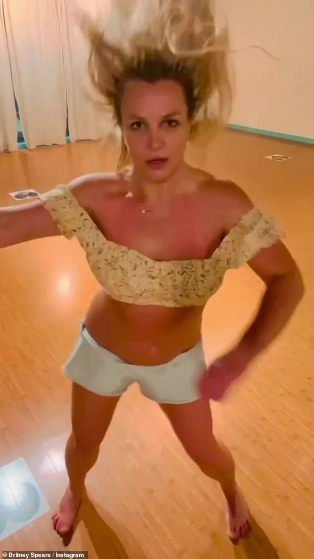Бритни Спирс танцует. Бритни Спирс танцует топлесс. Бритни Спирс танцует в Инстаграм. Бритни Спирс фигура.