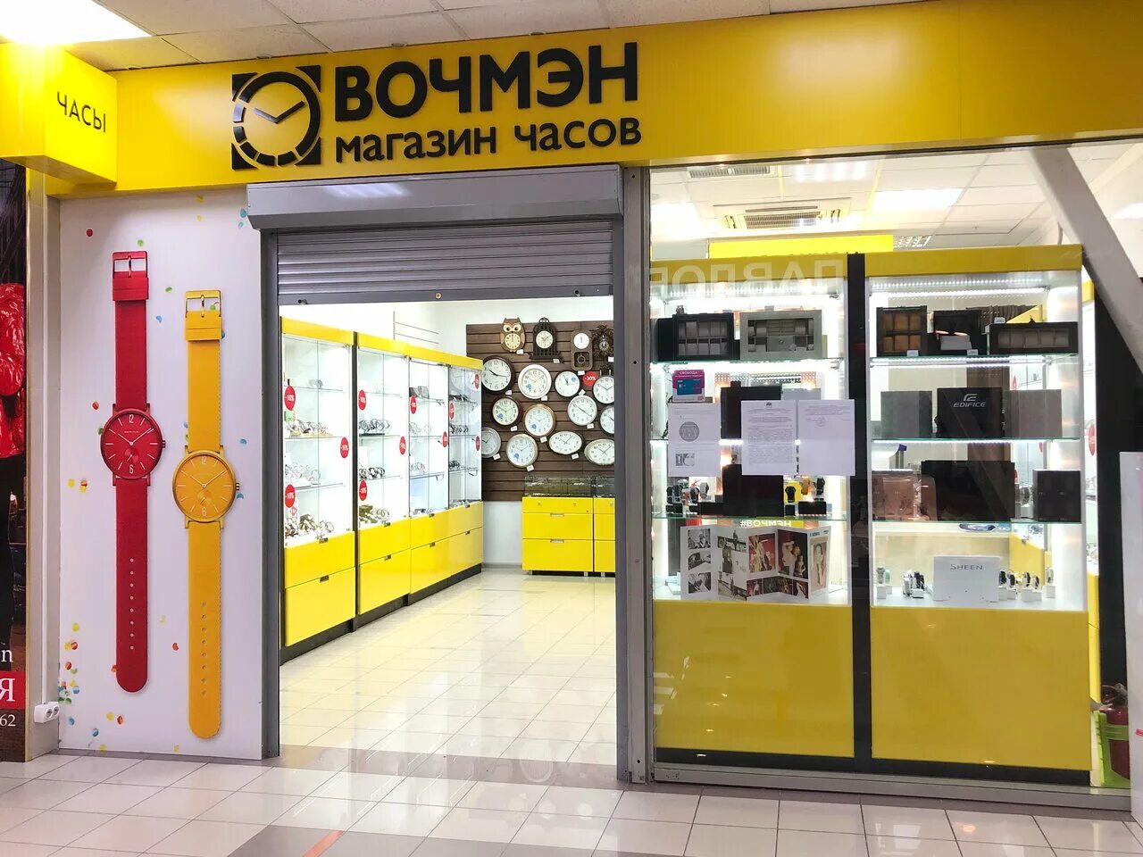 Продавец в салоне сотовой связи. Продавец консультант в ювелирный. Форма в ювелирных салонах. Продавец и покупатель. Лифт александровский пассаж нижний тагил.