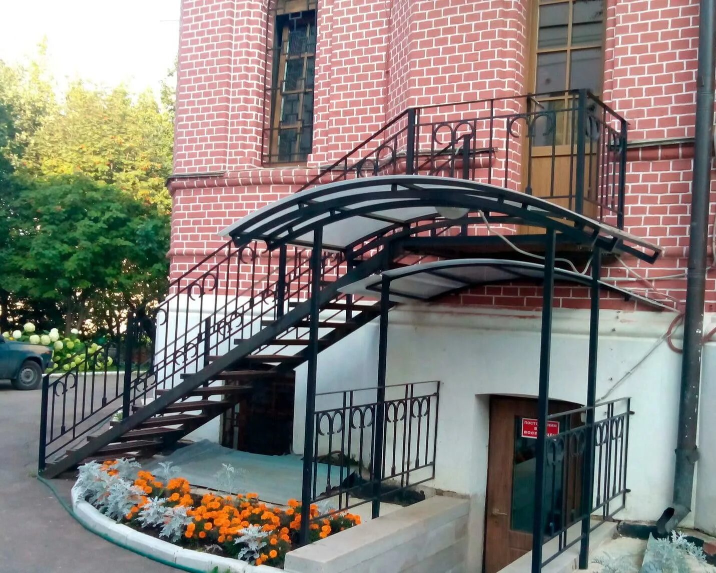 Лестница с козырьком. Наружная лестница с навесом. Лестница навесы. Навес над лестницей. Наружная лестница с навесом.