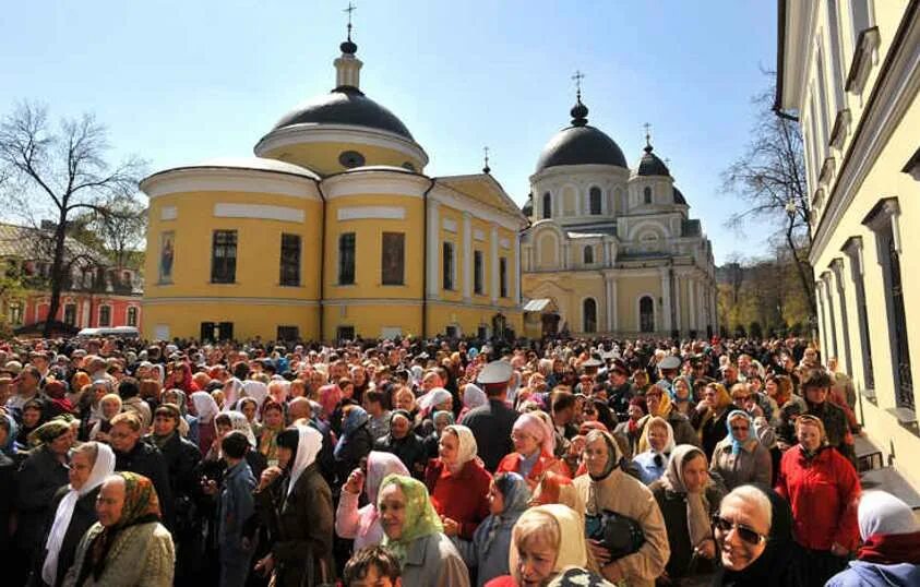 Матронушка московская в москве. Храм Святой Матроны в Москве. Церковь Матроны Московской в Москве Покровский монастырь. Очередь в храм Матроны Московской. Мощи Матроны в Москве Покровский монастырь.