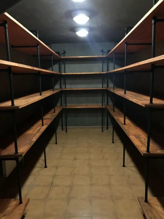 Подвал для хранения в доме. Полки в подвале. стеллажи в подвал. стеллажи в погреб. стеллажи полки для подвала.
