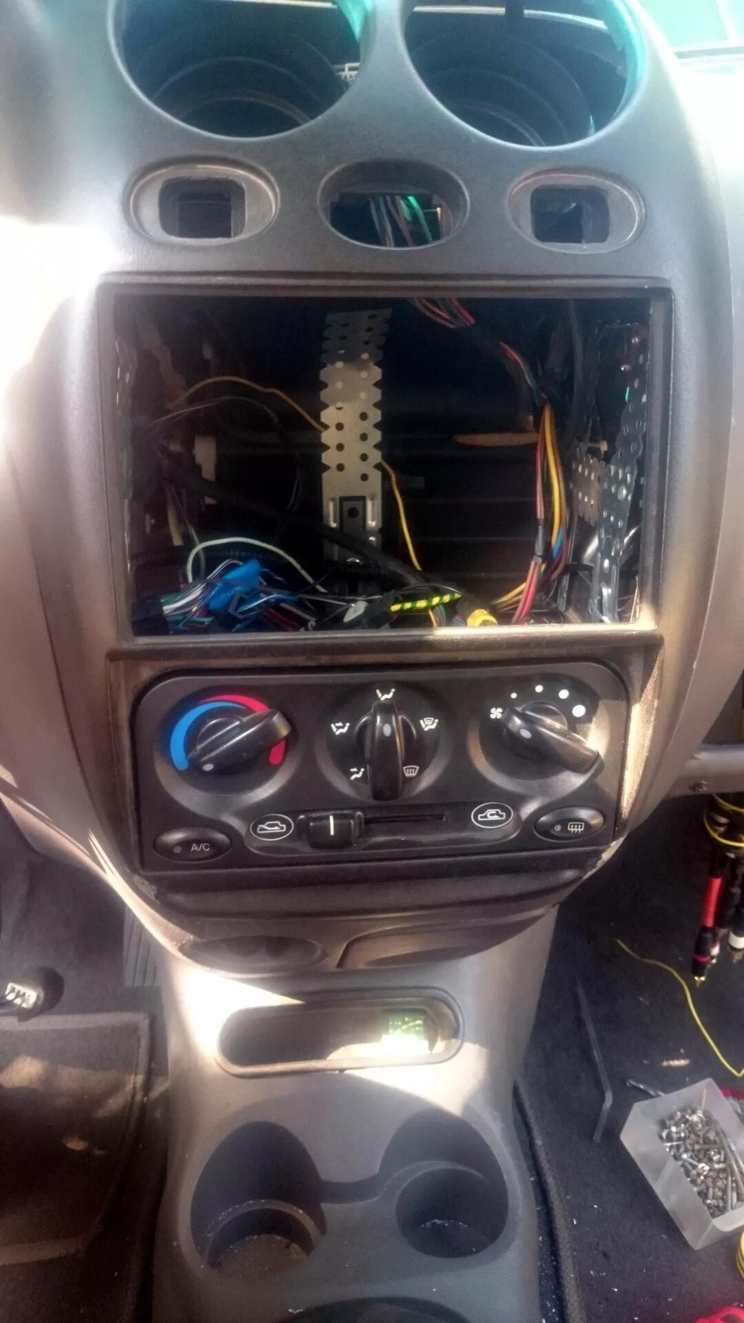 Как снять магнитолу на матизе Волшебная кнопка в стандартной магнитоле Daewoo Matiz (M100, M150), 0,8 л, 200