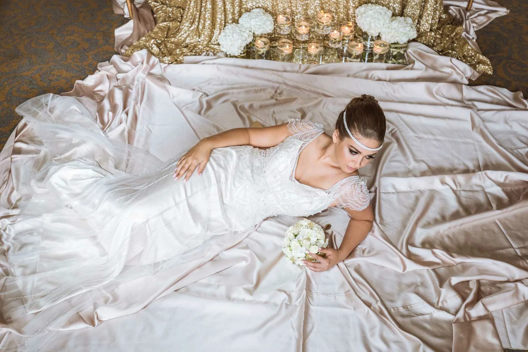 К чему снится чужая свадьба замужней женщине. Свадебное платье на постели. Свадебное платье дома на кровати. Приснилась девушка в свадебном платье. Платье для сна.