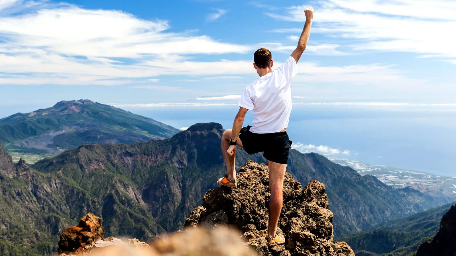 Человек идет в гору. Человек идет к цели. На вершине успеха. Стремление к цели. Достижение цели.
