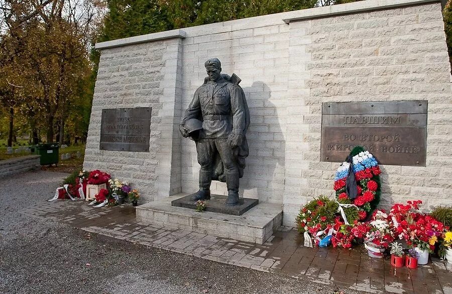 Таллин монумент бронзовый солдат. Памятник павшему солдату. Мемориал павшим солдатам вов. Памятник павшему солдату. Памятник павшему солдату.