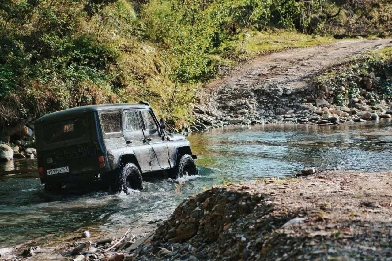 Джиппинг абхазия гагра. Джипы в абхазии. Джиппинг абхазия. Джипы в абхазии. Джиппинг на озеро рица.