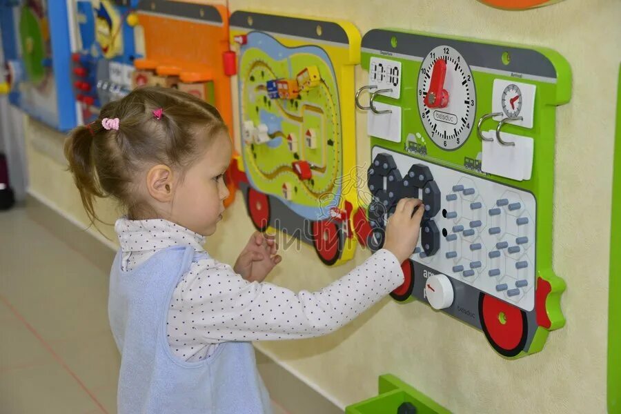 Игровая панель с тематическими изображениями сенсорными элементами. Настенная игровая панель beleduc локомотив. настенный игровой элемент beleduc локомотив. интерактивная панель для детского сада. настенные панели для детского сада.