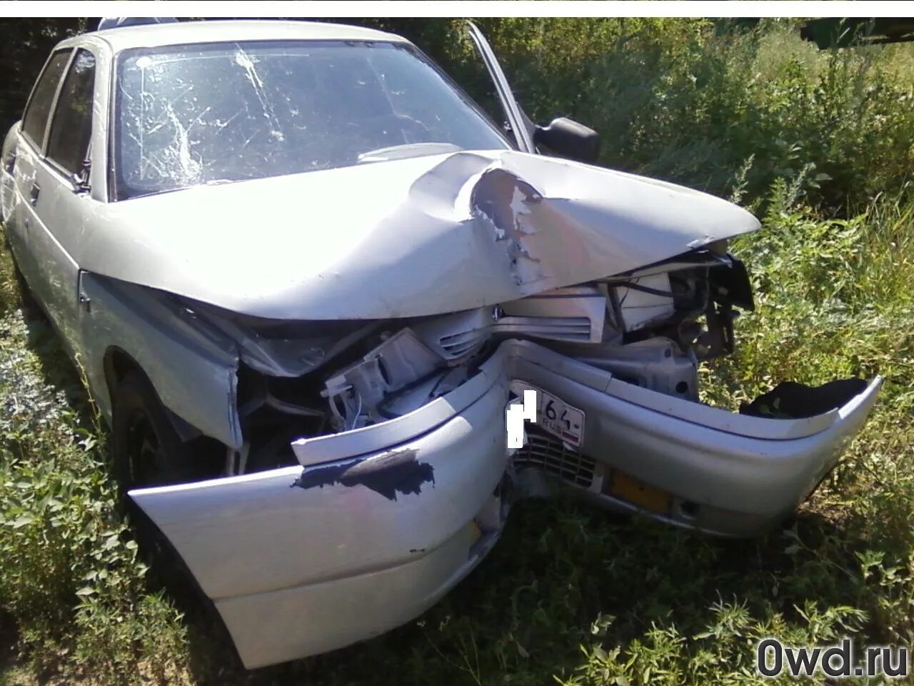 Разбитый ваз 2110 серебристый. Ваз 2110 битый. 2110 битая черная. Битая десятка. Ваз 2110 битая серая.
