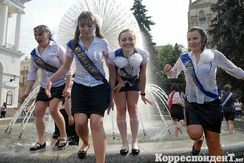 Украинские школьники. Выпускницы 2012. Последний звонок 2012. Выпускники школы 2012.