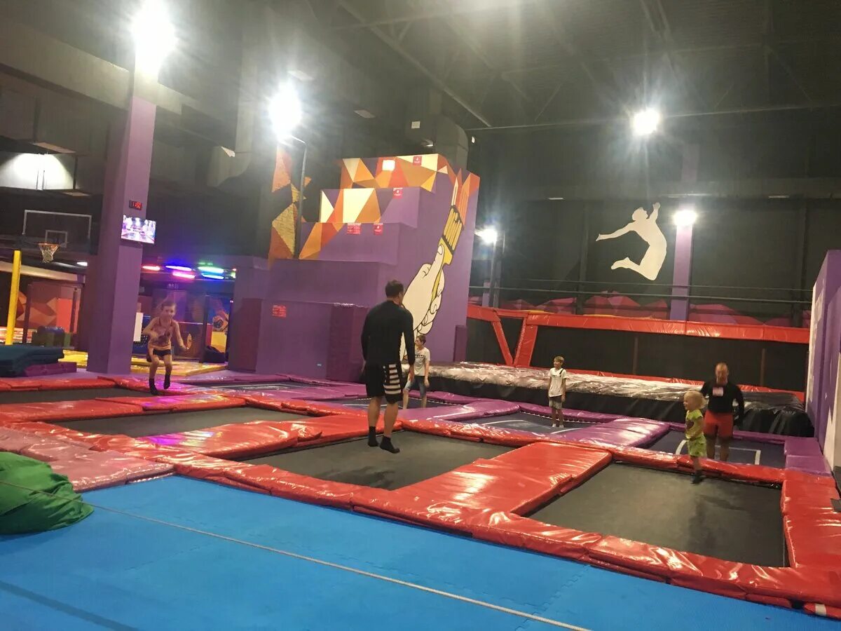 Батутный парк антигравити оренбург. Батутный парк оренбург кит. Батутный парк отрыв оренбург. Отрыв оренбург батут. Батутная арена в оренбурге.