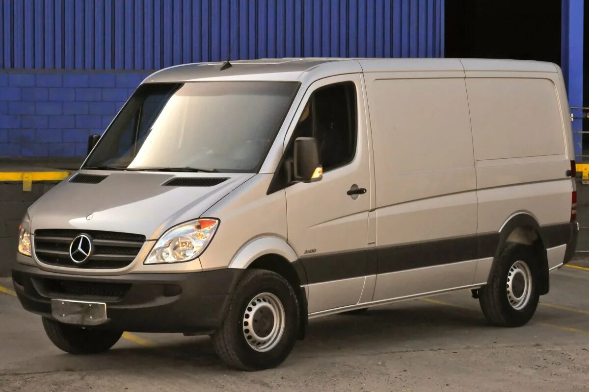 Mercedes sprinter цена. Mercedes-Benz Sprinter 411cdi. Мерседес Спринтер 4 м. Мерседес Бенц Спринтер грузовой. Мерседес Спринтер 2010.