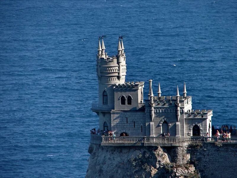 Алушта ласточкино гнездо. Ласточкино гнездо на доме. Ласточкино гнездо чувашия. Ялта готический замок. Ласточкино гнездо москва.