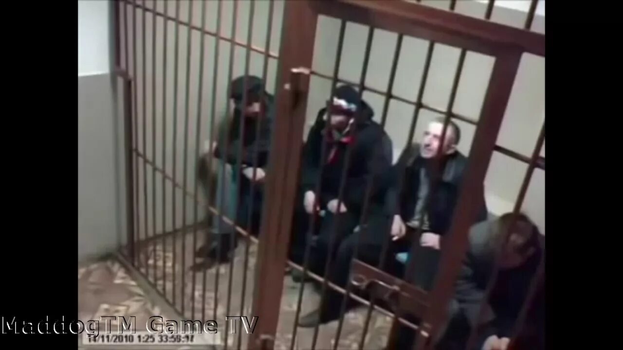 Задержание обезьянник. Обезьянник в полиции это. Сидит в обезьяннике. Кпз в полиции. Комната административно задержанных.