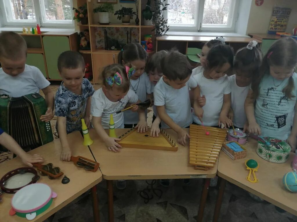Аршика малышка детский сад. Дети в детском саду. Дошкольники в детском саду. Игра на шумовых инструментах в детском саду видео. Дети в детсаду.