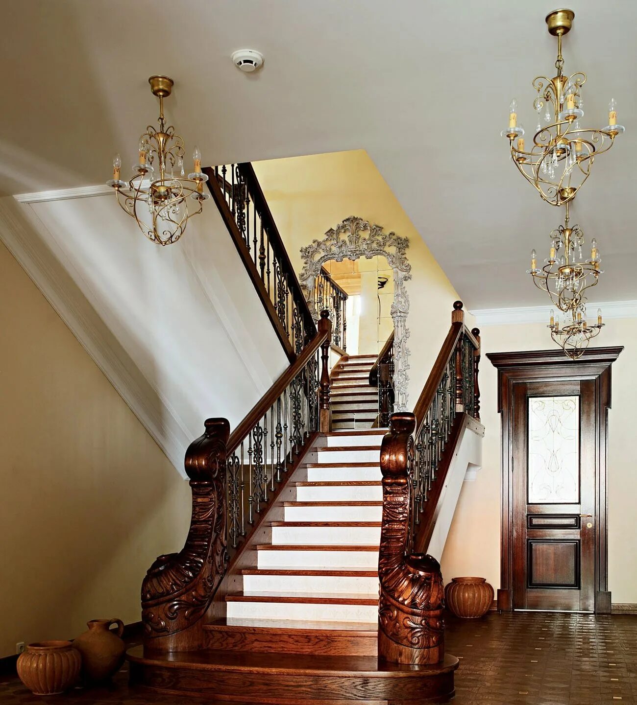 Красивый второй этаж. Лестница в доме. Красивые деревянные лестницы. Лестница в частном доме. Роскошные деревянные лестницы.