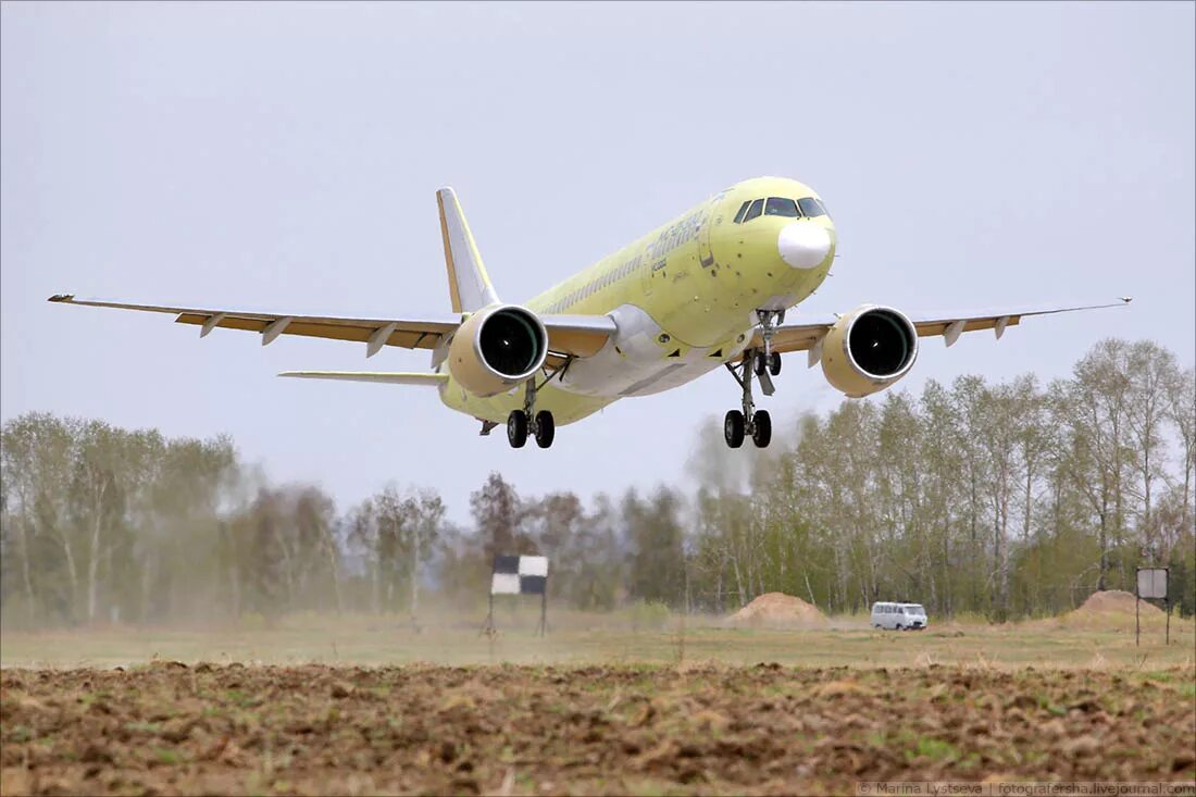 Первый полет мс. МС-21. МС-21 первый полет. МС 21 на взлете. Среднемагистральный самолет.