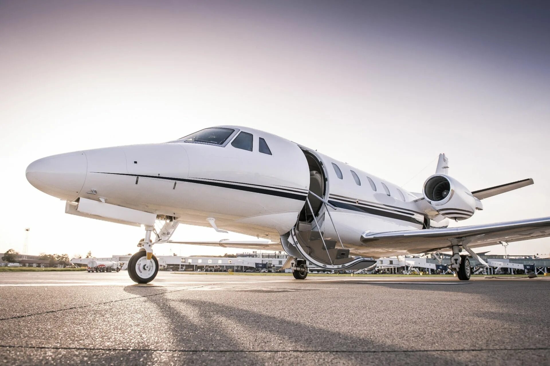 Аренда частного самолета. Gulfstream g150. Bombardier Global 8000. Самолет прайвет Джет. Самолет Cessna Citation Jet.