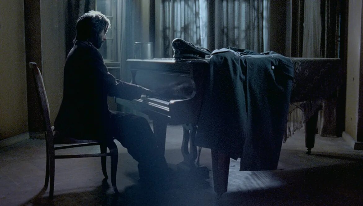 He often plays the piano. Пианист фильм 2002. Пианист фильм 2002 Скриншоты. Эдриан Броуди за пианино. Пианист кадры из фильма.