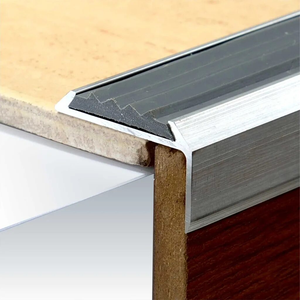 Противоскользящий самоклеящийся профиль для ступеней proend ins. Порог внешний. Порожек угол 15мм алюминий. Алюминиевый порог для входной двери. Порог внешний.