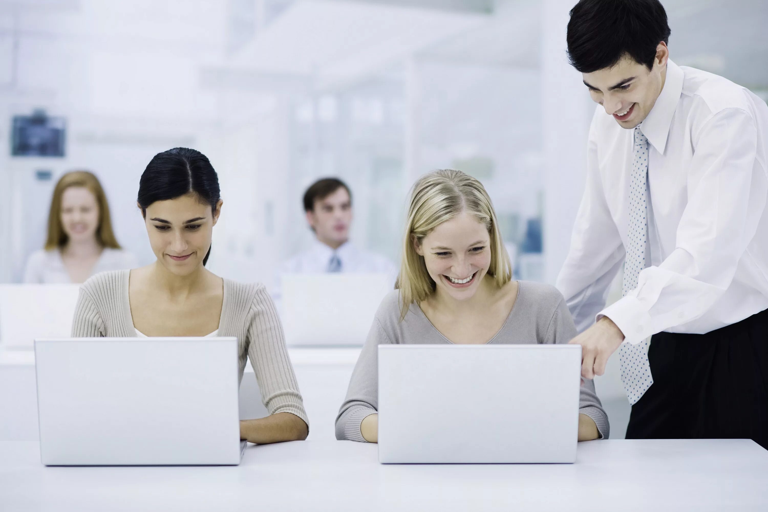 Обучение персонала через интернет. Тренинг. Работник компьютер. Учение персонала. Учение персонала.