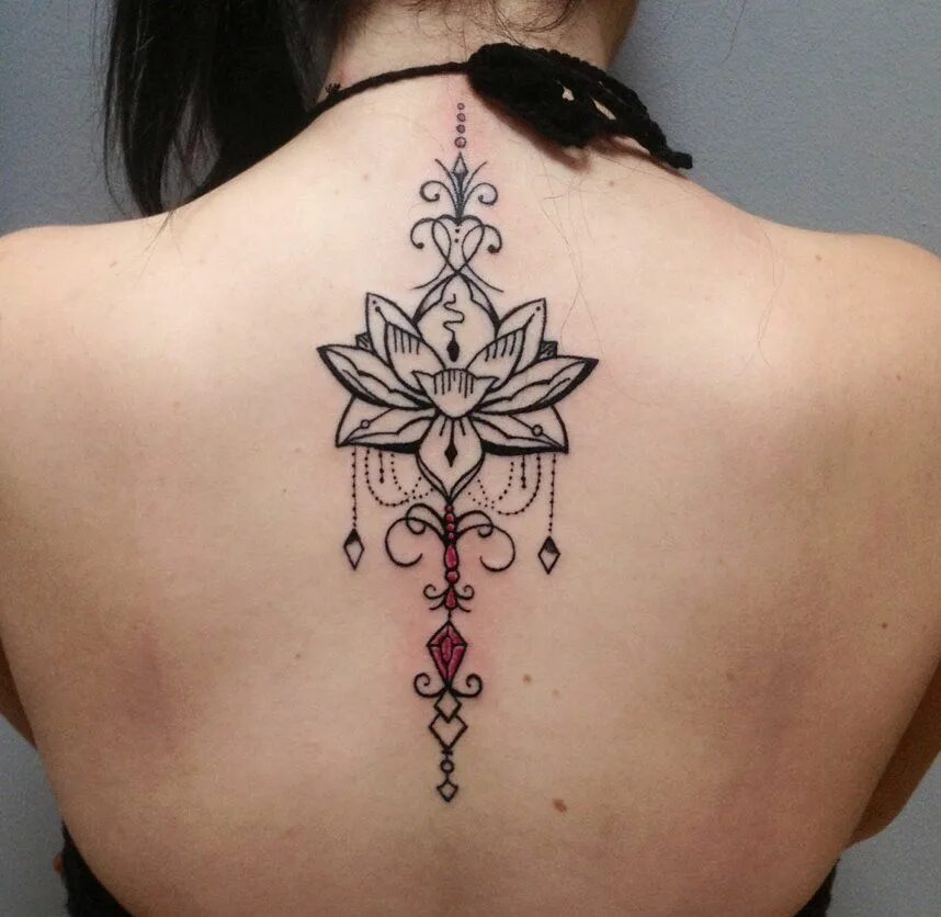 Тату лотос на спине. Тату лотос. Тату лотос. Тату на спине для девушек. Тату мандала лотос на спине для девушек.