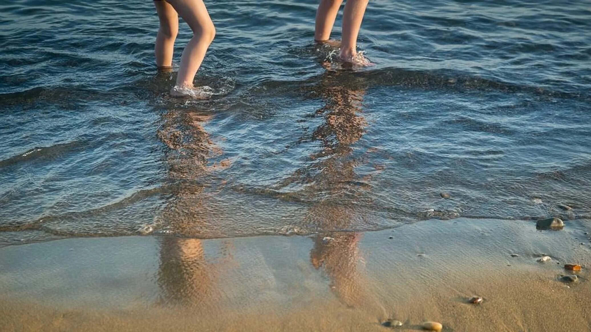 Какой купается на пляже. Купаться в море. Дети купаются в море. На пляже купание. Девочка купается в море.