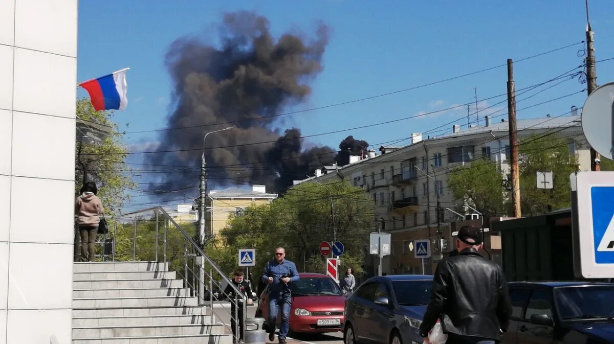 Завод Воронеж дым. Воронеж пожар сегодня левый берег. Пожар в Воронеже сегодня на левом берегу. Заводы в Воронеже на левом берегу.