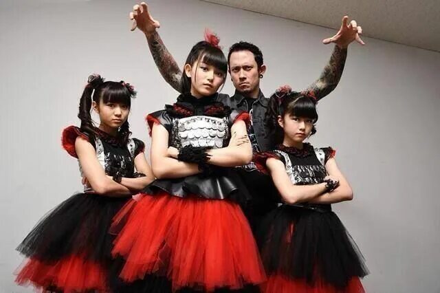 Babymetal x electriccallboy ratatata. Baby metal группа. Babymetal x electriccallboy ratatata. Группа babymetal бас гитарист. Babymetal x electriccallboy ratatata.