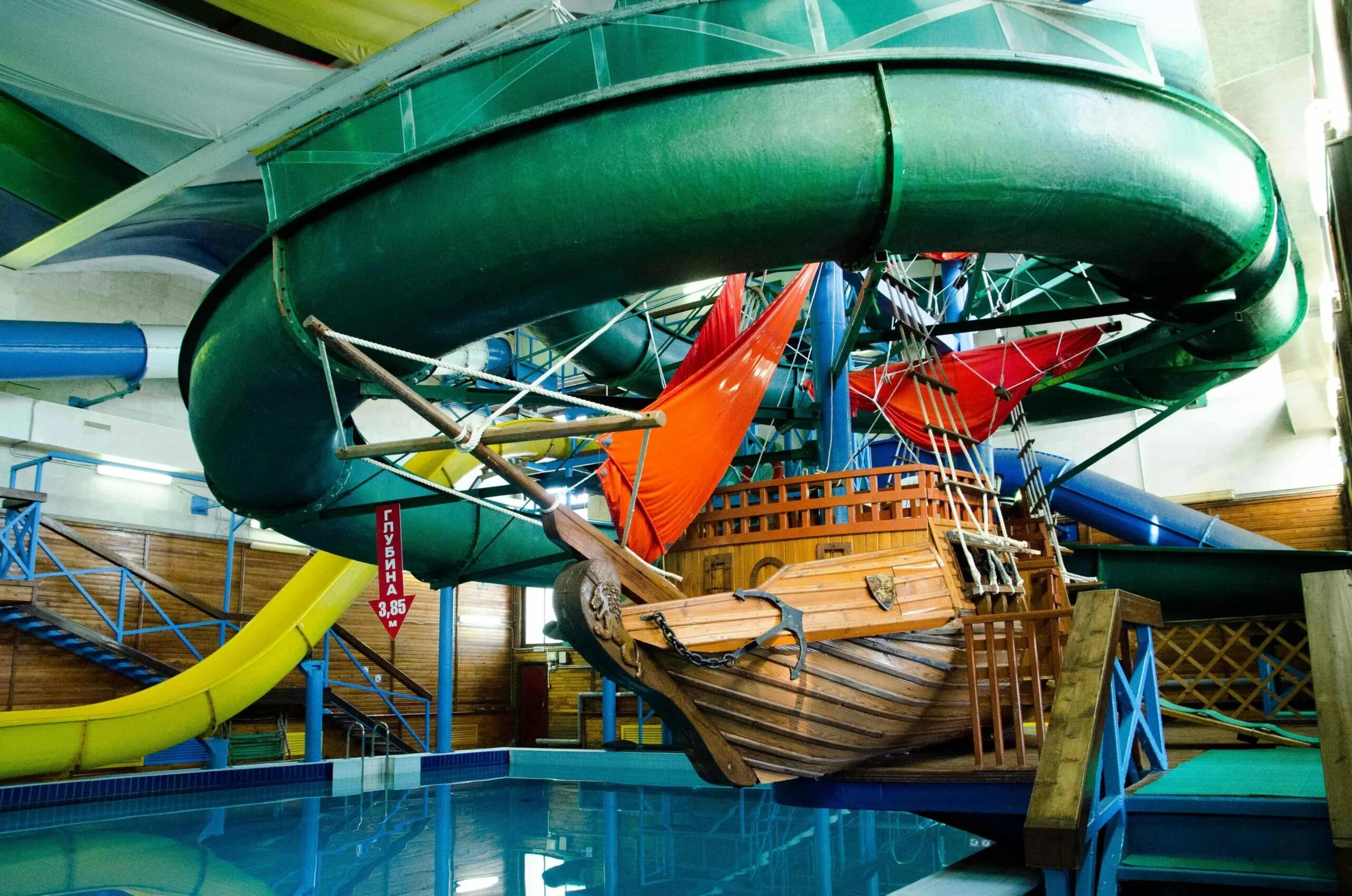 Омские храмы. Парковый аквапарк «акула-каракула» в измайловском парке. Аквапарк у лукоморья евпатория. Акварио омск горки. Театр арлекин омск фото.