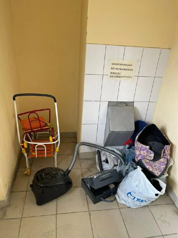 Захламленный коридор в подъезде. Объявление о захламлении мест общего пользования в мкд. Загромождение лестничных площадок. Загромождение проходов пожарная безопасность. Захламление общего коридора.