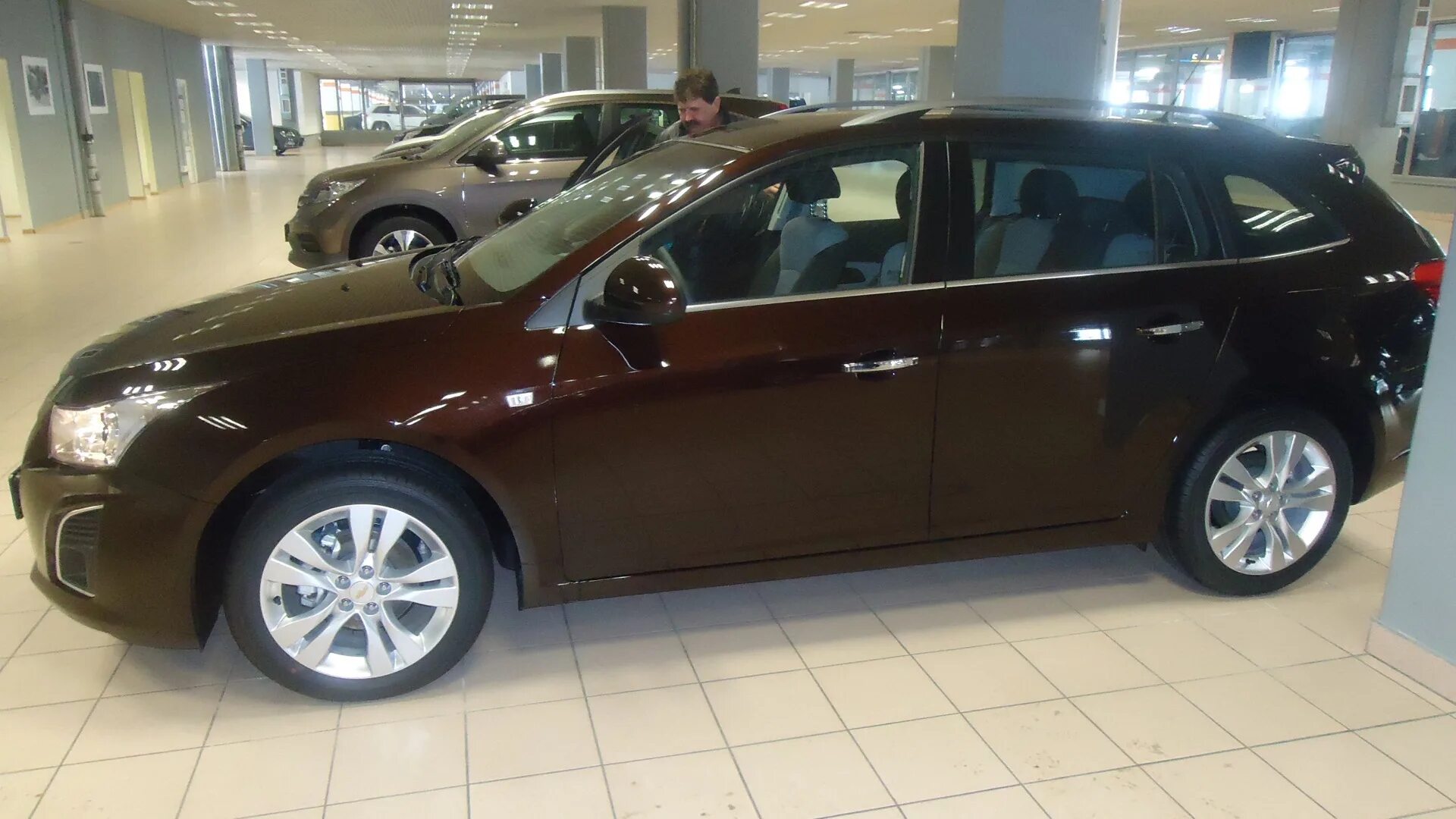 Темно коричневый металлик. Вольво хс90 коричневый. Bmw f30 ruby black metallic. Коричневый металлик цвет. Bmw m4 коричневый.