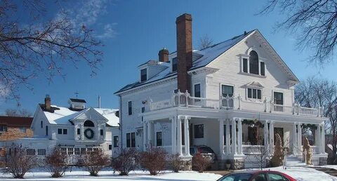 Colonial carriage house