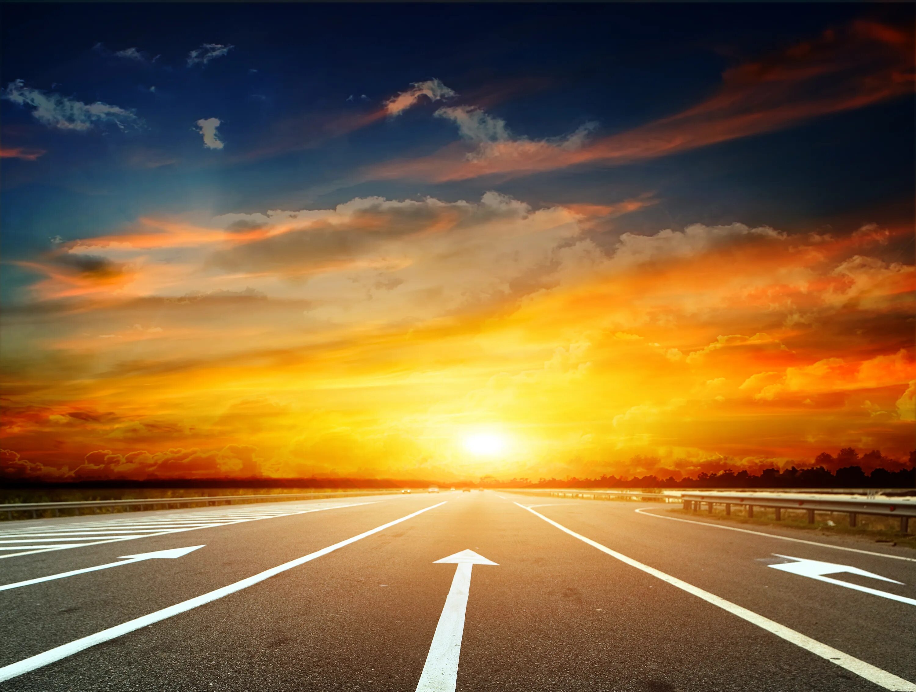 Солнечная дорога. Яркое солнце. Природа дорога. Солнце на дороге. Солнышко дорога.