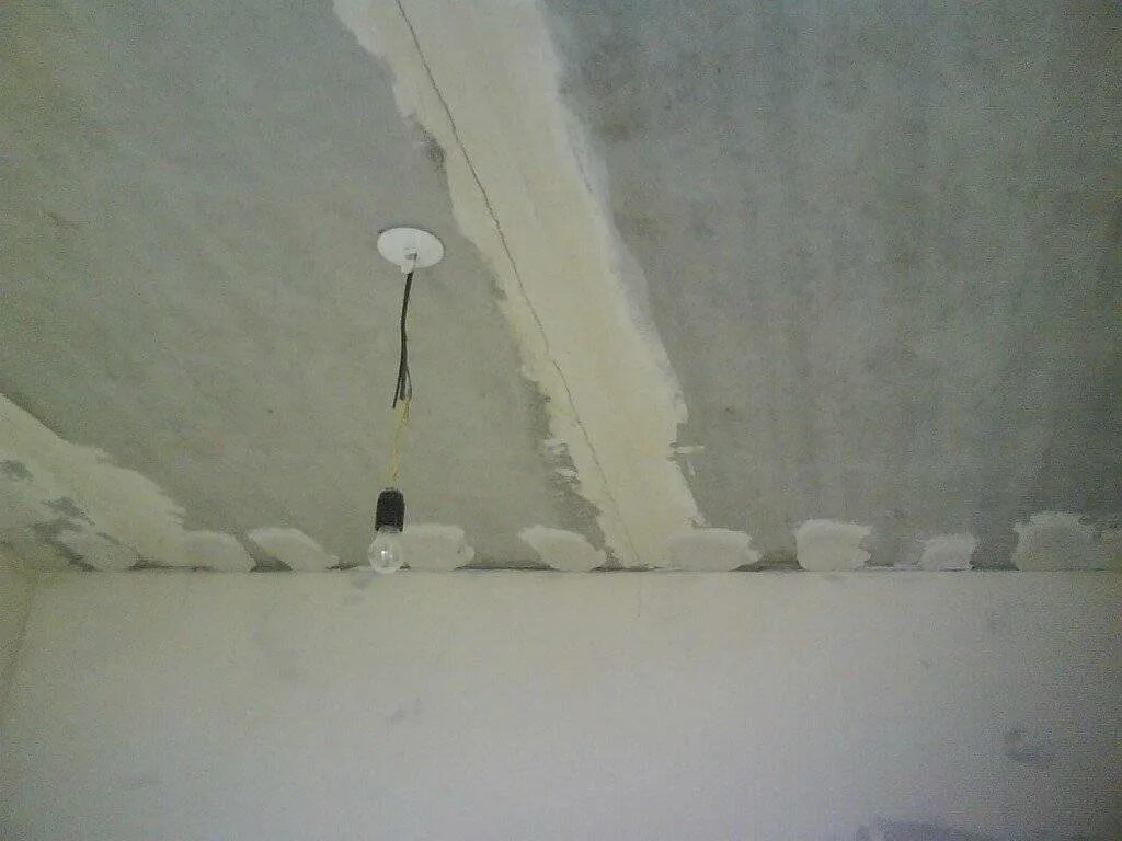 Заделка трещин на потолке. Стыки плит на потолке. Шов на потолке между плитами. Потолочные швы заделка между плит.