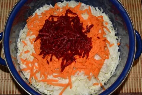 Маринованная капуста с морковкой и чесноком