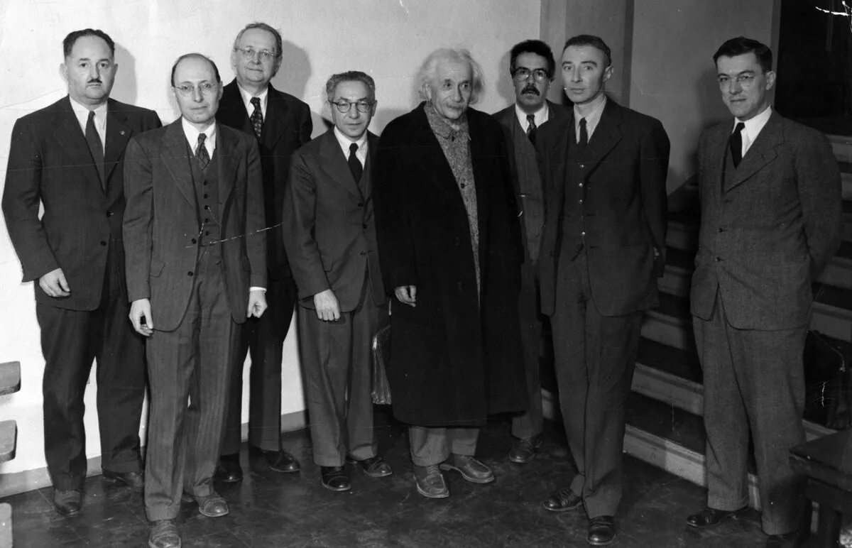 Если xx век это торжество физики. Сольвеевский конгресс 1927 года. физики 20 века. великие физики 20 века. фотографии физиков.