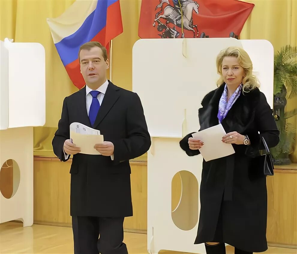 Выборы ли. Медведев вместе с супругой проголосовал на выборах президента.