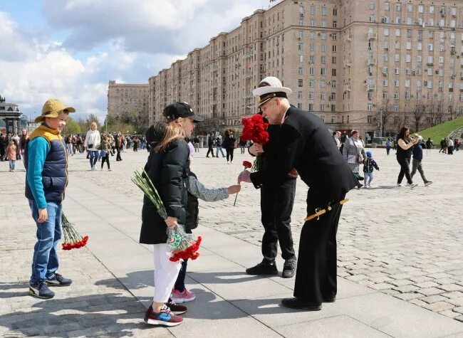 9 мая москва мероприятия. День Победы на Поклонной горе. Концерт на Поклонной горе 9 мая. Возложение цветов на Поклонной горе. Москва 9 мая парк.