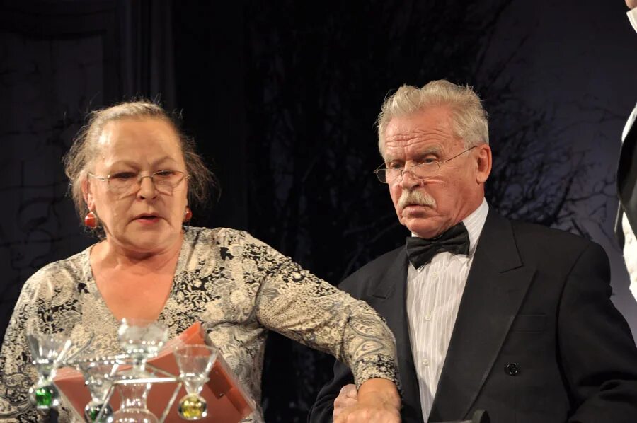 Ронджин аккомпаниатор. Ираида петровна леонтьева аккомпаниатор. Аккомпаниатор. Аккомпаниатор фото. Аккомпаниатор спектакль.