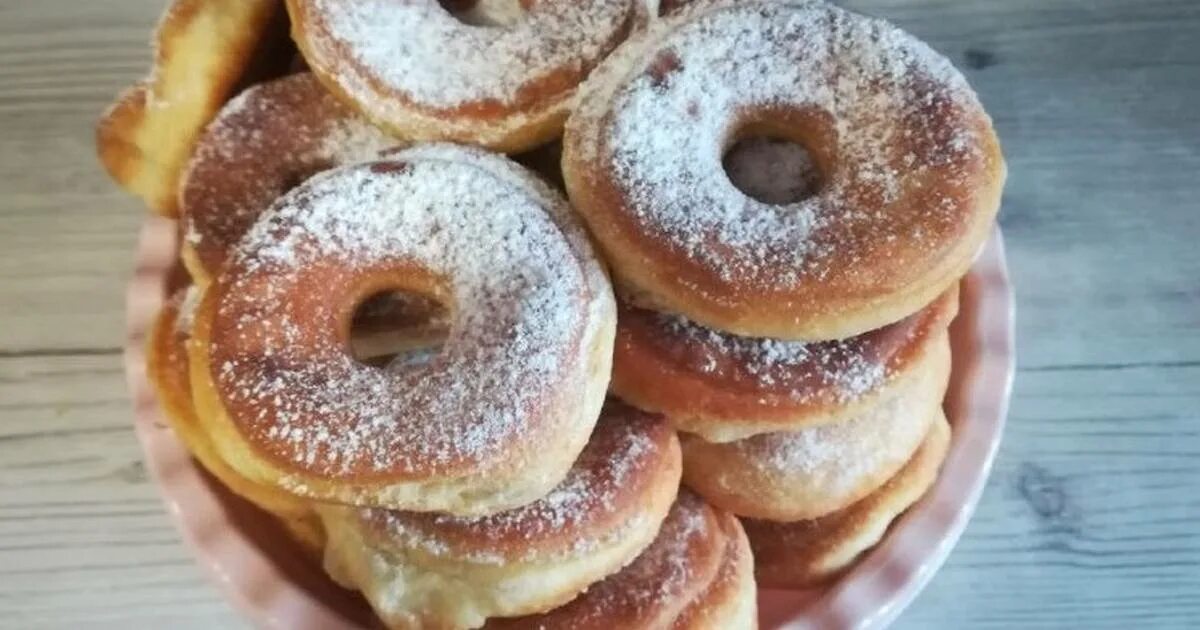 Пышные пончики на дрожжах. Пончики с заварным кремом и пудрой. Пончики на кефире пышные. Пончики на сметане пышные на сковороде. Пончики на сметане пышные на сковороде.