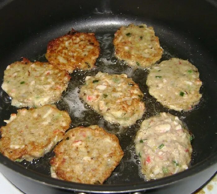 Котлетки из краба. Котлетки из крабового мяса. Крабовые котлеты с сыром. Крабовые котлеты пошагово. Котлеты из крабовых палочек.