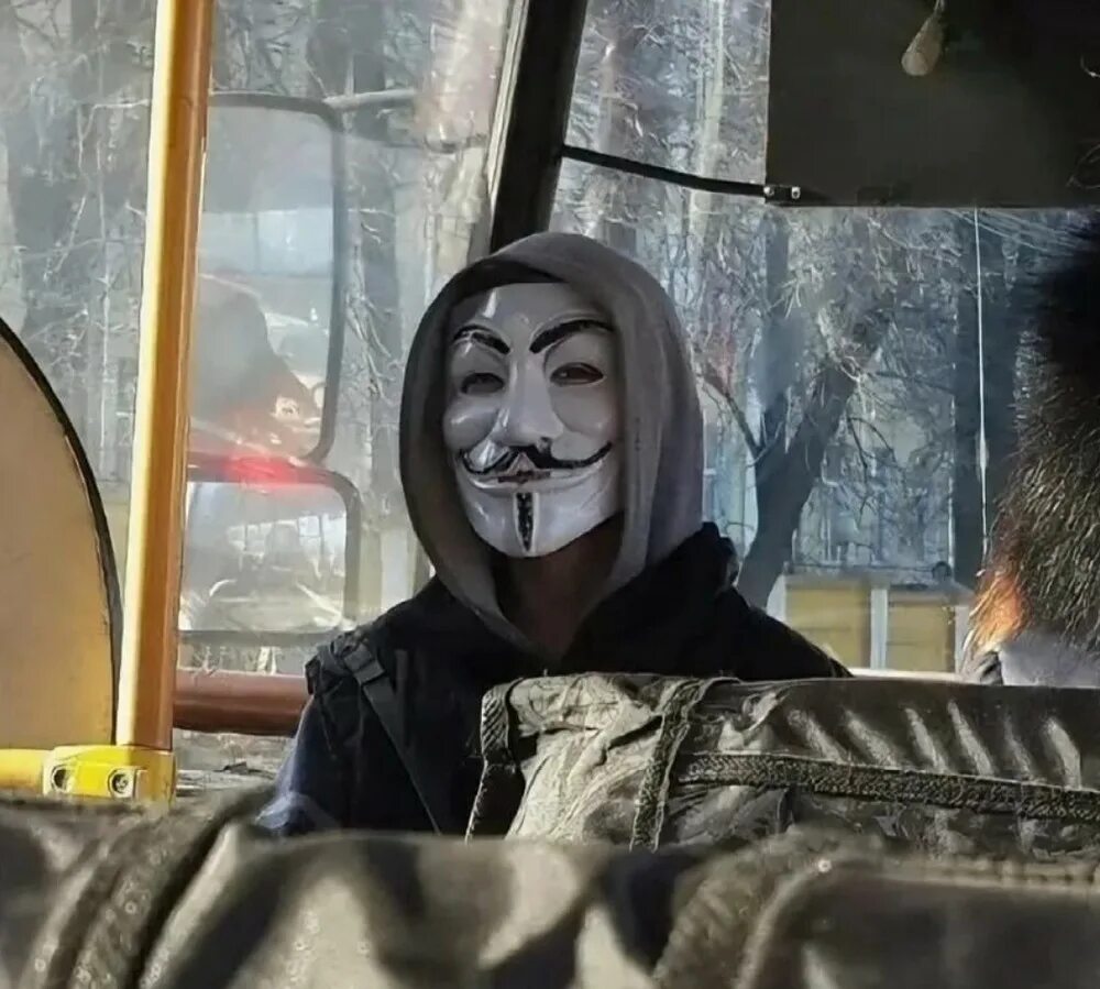Человек в маске анонимуса. Анонимус в школе. Анонимус маска. Анонимус в дыму. Чувак в маске.