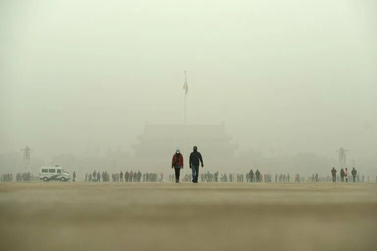 Смог том 1. Пекин загрязнение воздуха. Одна смогу. Китайцы с баллонами воздуха в Пекине. Heavy smog.