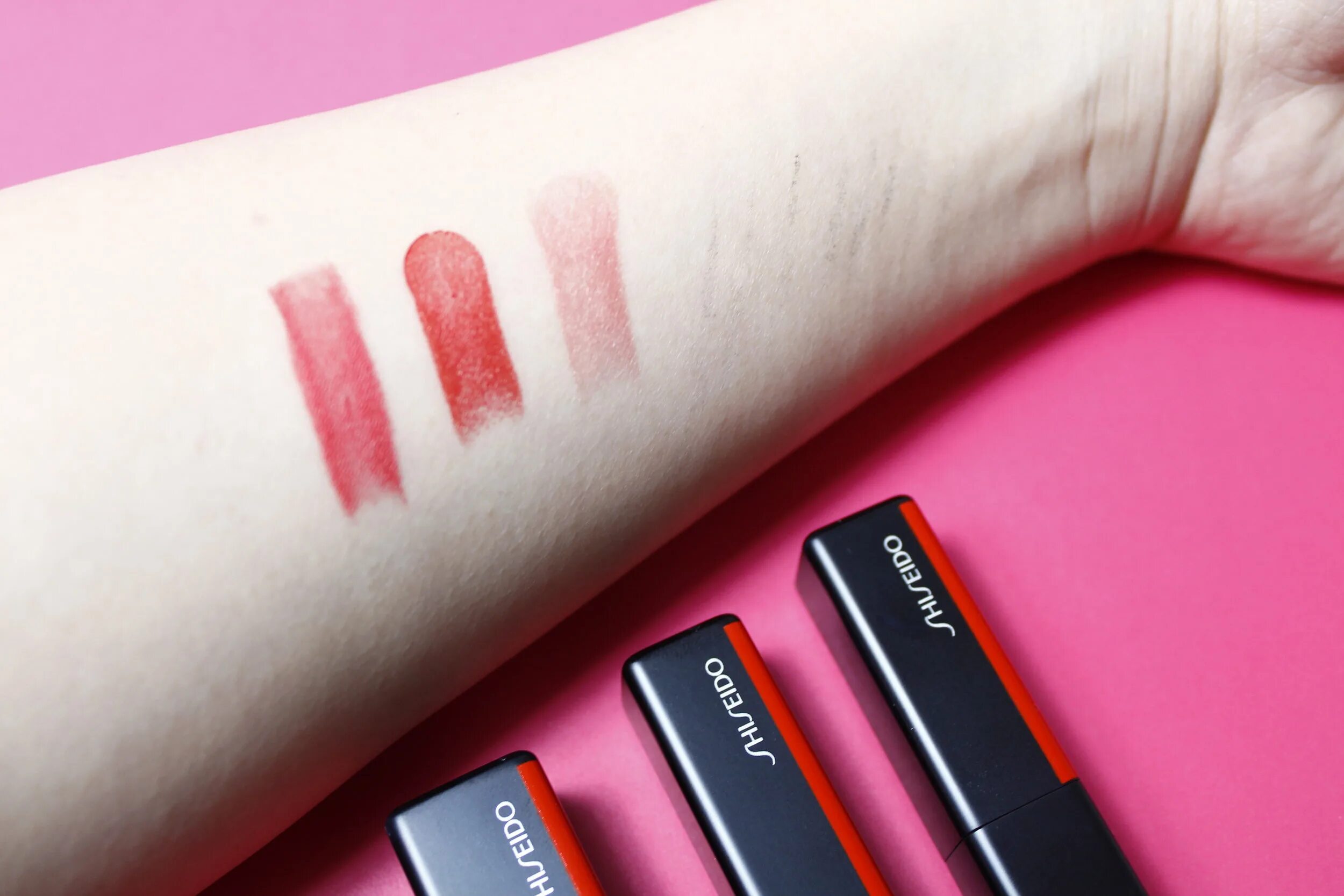 Shiseido tint. Shiseido Color Gel Lip Balm. Shiseido VISIONAIRY Gel свотчи. Shiseido Modern Matte свотчи. Помада шисейдо тинт бальзам.