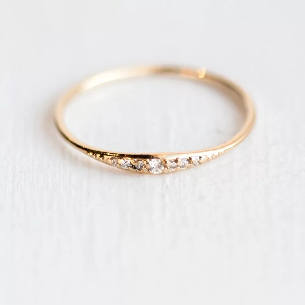 Тонкое золотое кольцо. Тонкие кольца. Тонкое обручальное кольцо. Кольца золотые тонкие кольца.