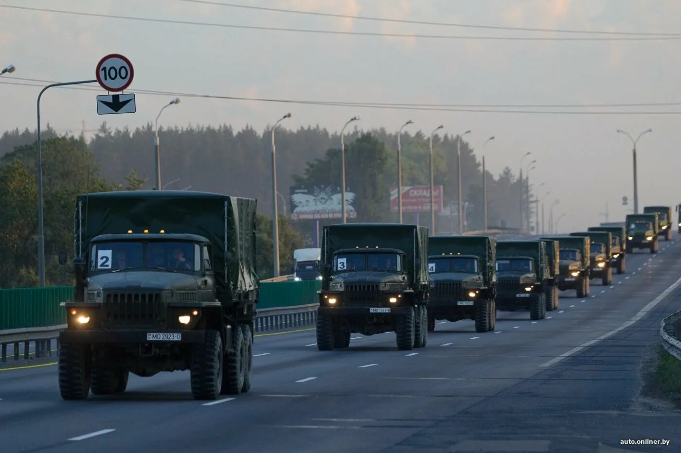 Военная автомобильная дорога. Колонна машин. Колонна военной техники. Колонна военной техники движущейся по трассе. Организованная колонна автомобилей.