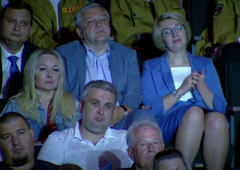 Добрый зритель в девятом ряду. Аркадий райкин добрый зритель в 9 ряду. Картинки добрый зритель в 9 ряду. Добрый зритель в девятом ряду. Добрый зритель в девятом ряду.