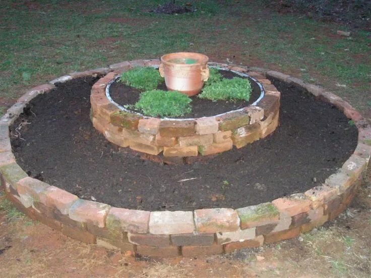 Клумба своими руками на даче из кирпича. Клумба из кирпича. оригинальные клумбы из кирпича. круглая клумба из кирпича. цветочные клумбы из кирпича.