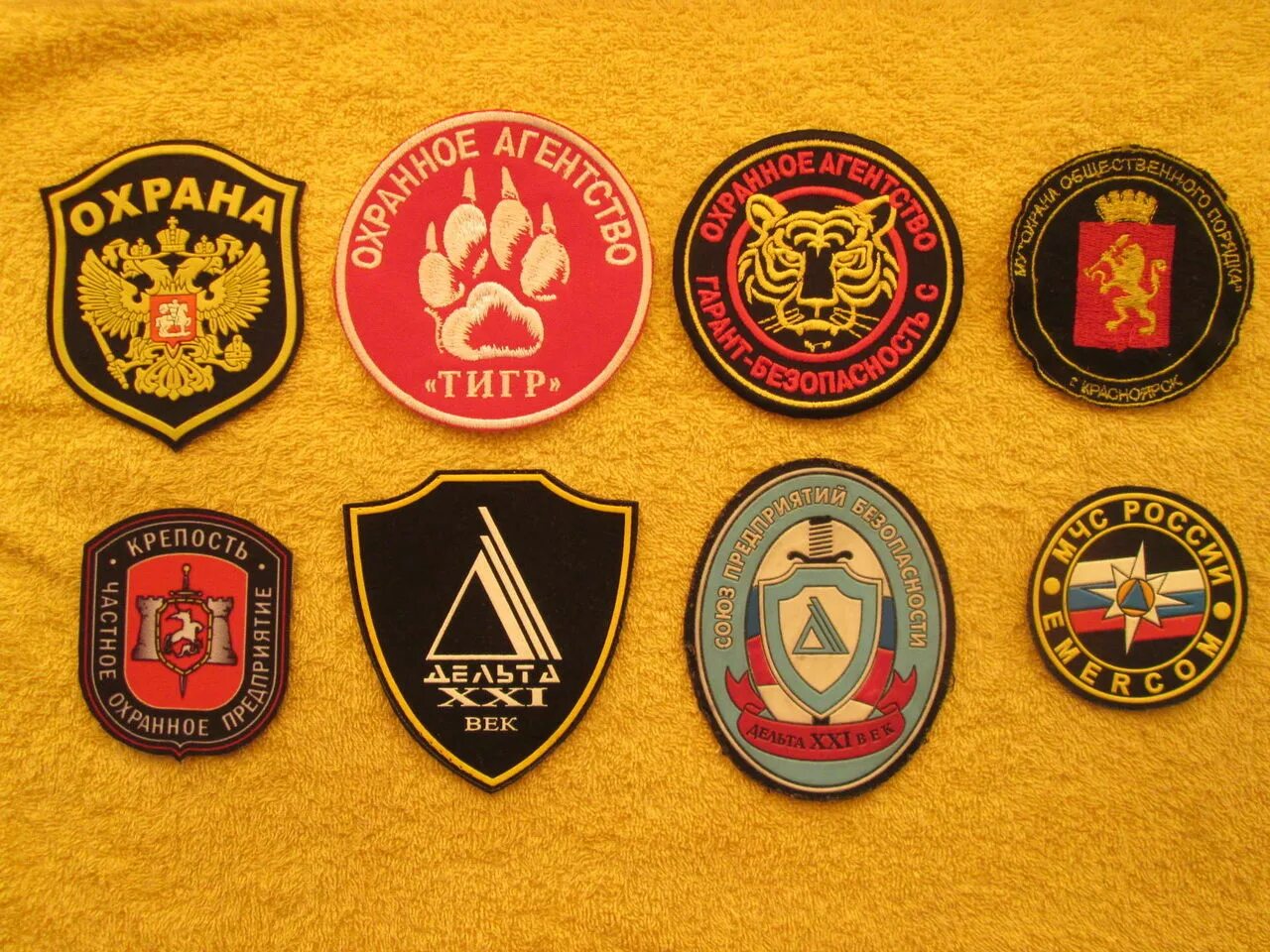 парадная форма цкв. расположение шевронов на форме военнослужащих. снаряжение офицера полиции сша. порядок ношения военной формы. порядок размещения знаков различия на военной офисной форме.